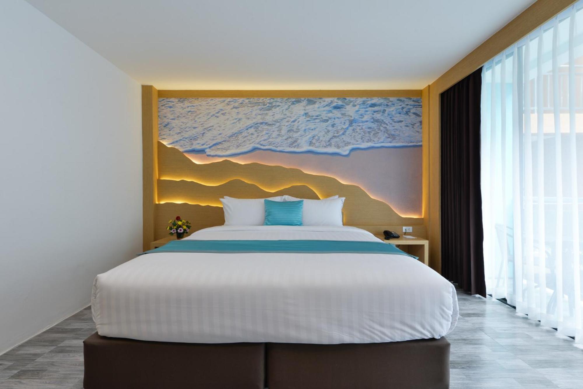  Deluxe King Room - Photo 17
