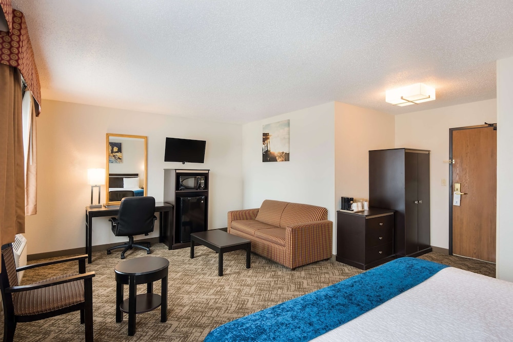 Suite, 1 King Bed with Sofa bed, Accessible, Non Smoking (Bathtub with Sofabed) photo 1