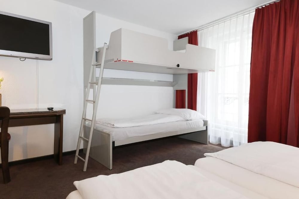 Quintuple Room