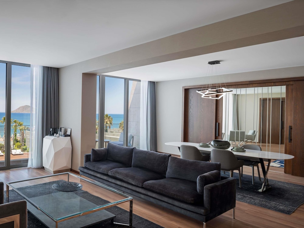 Signature Suite, 1 King Bed photo 2