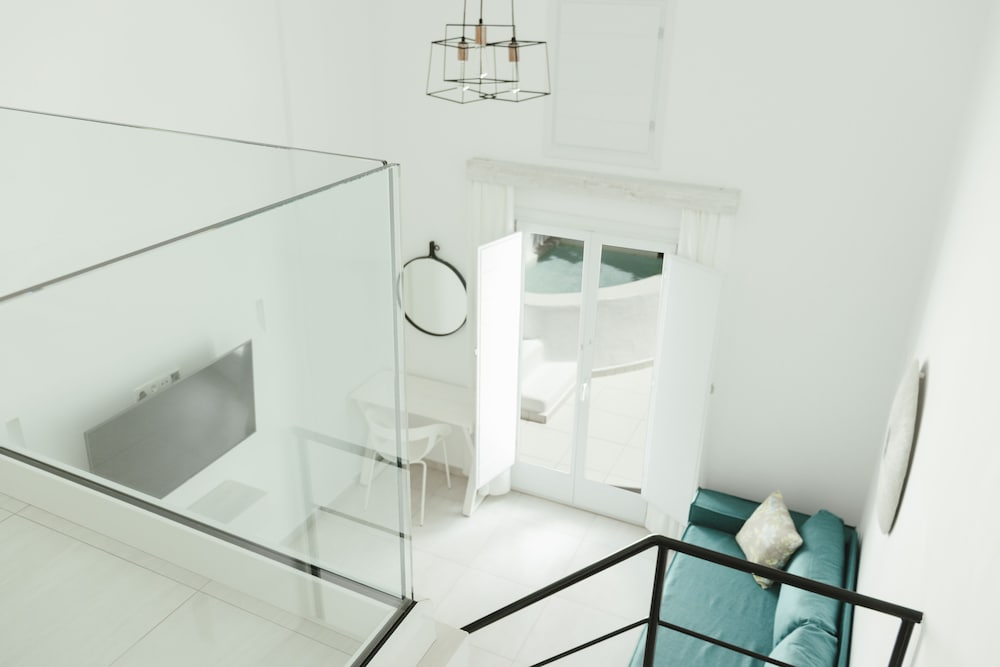 Senior Suite, Jetted Tub - Photo 10