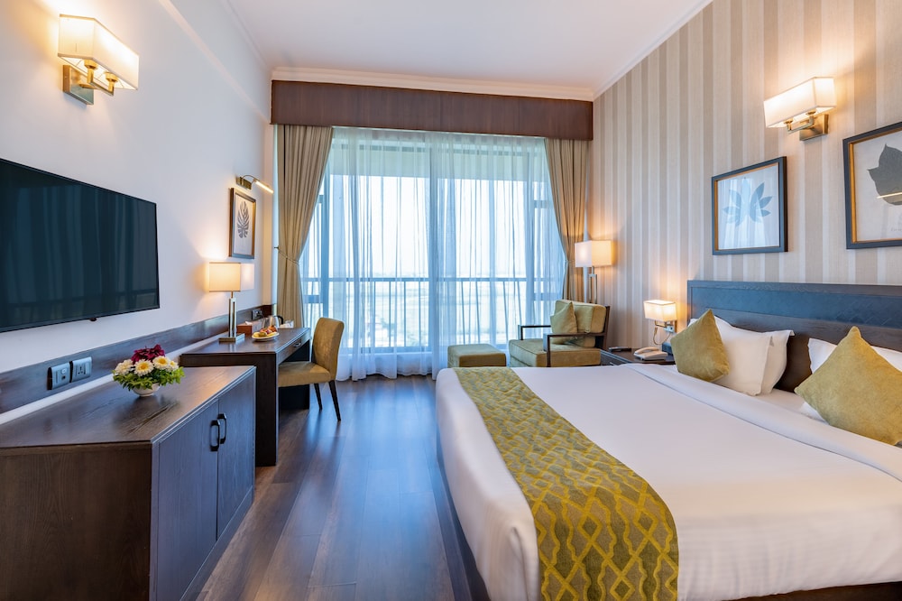 Club Room, 1 King Bed - Photo 3
