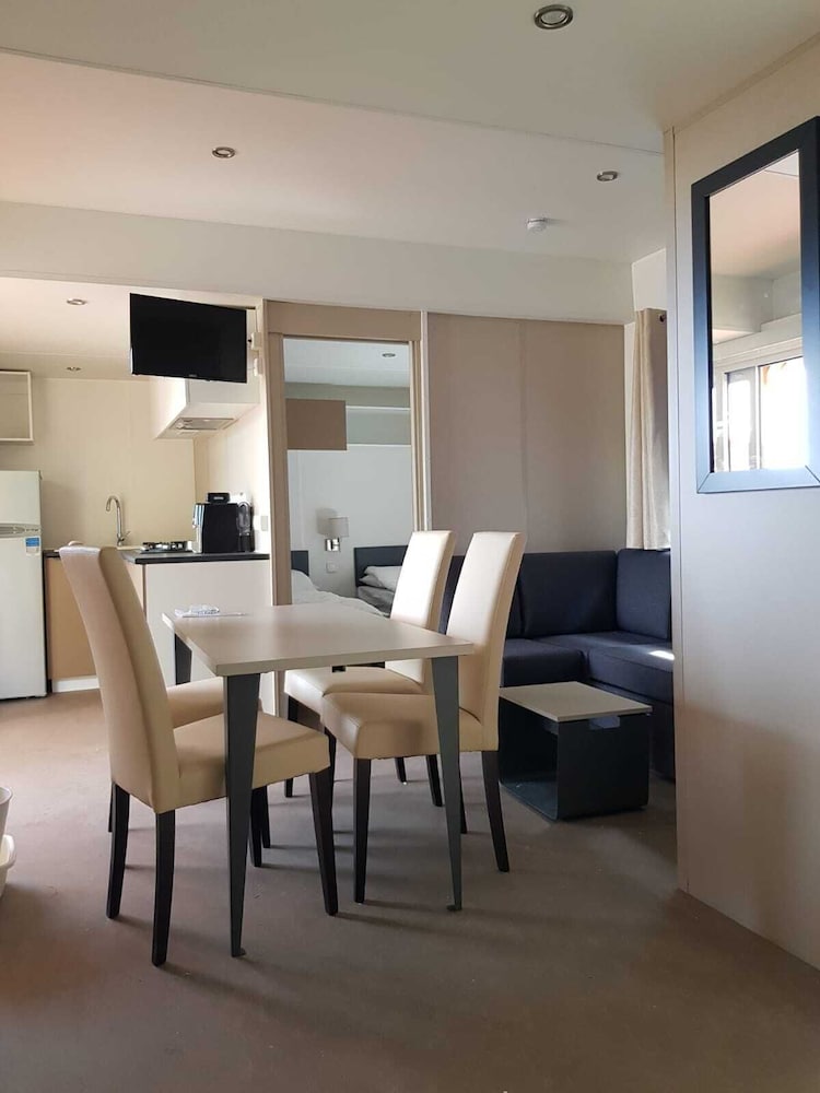 Deluxe Mobile Home, 2 Bedrooms photo 2