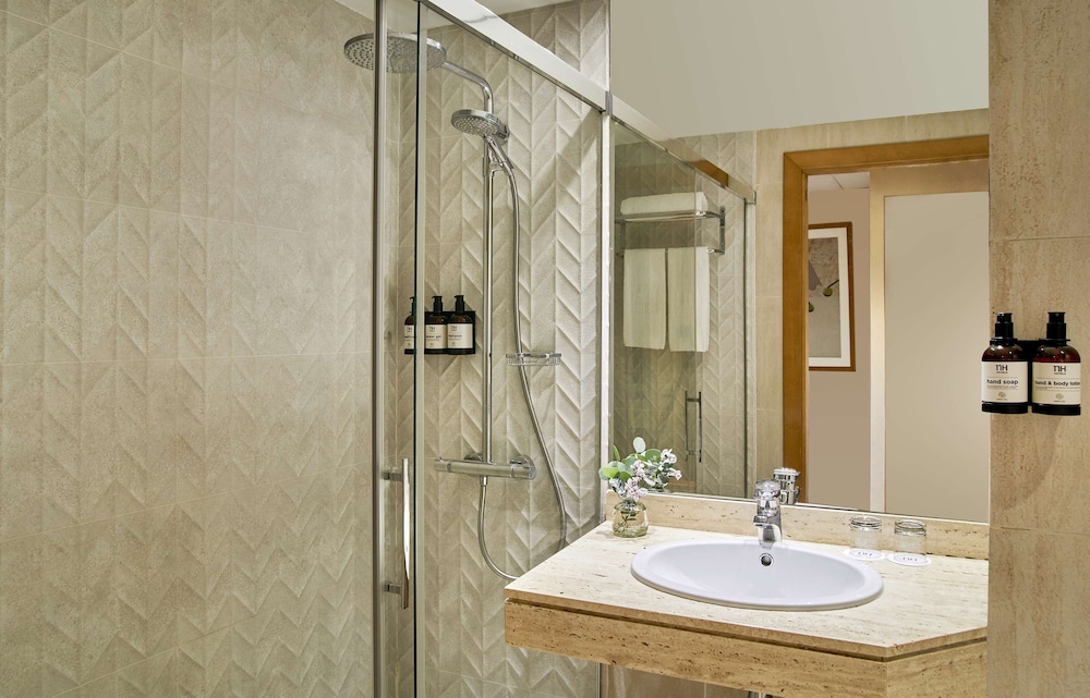 Standard Room (Extra Bed 3 Adults) - Photo 5