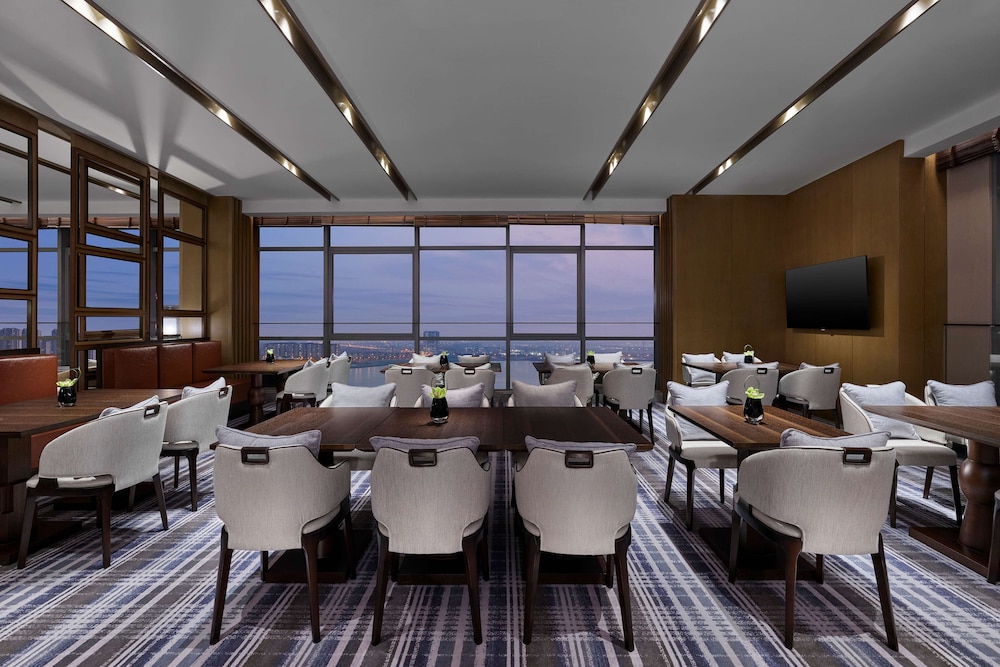 Premium Suite, 1 King Bed, Lake View - Photo 8