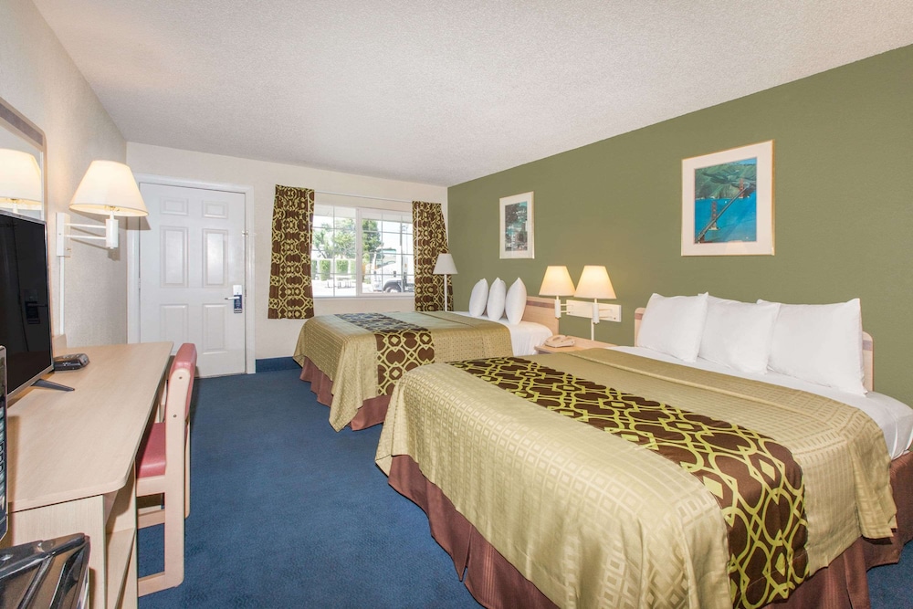 Standard Room, 2 Queen Beds, Non Smoking photo 1
