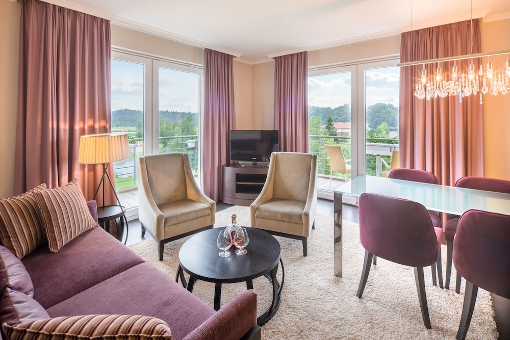 Suite, 1 King Bed, Golf View - Photo 1