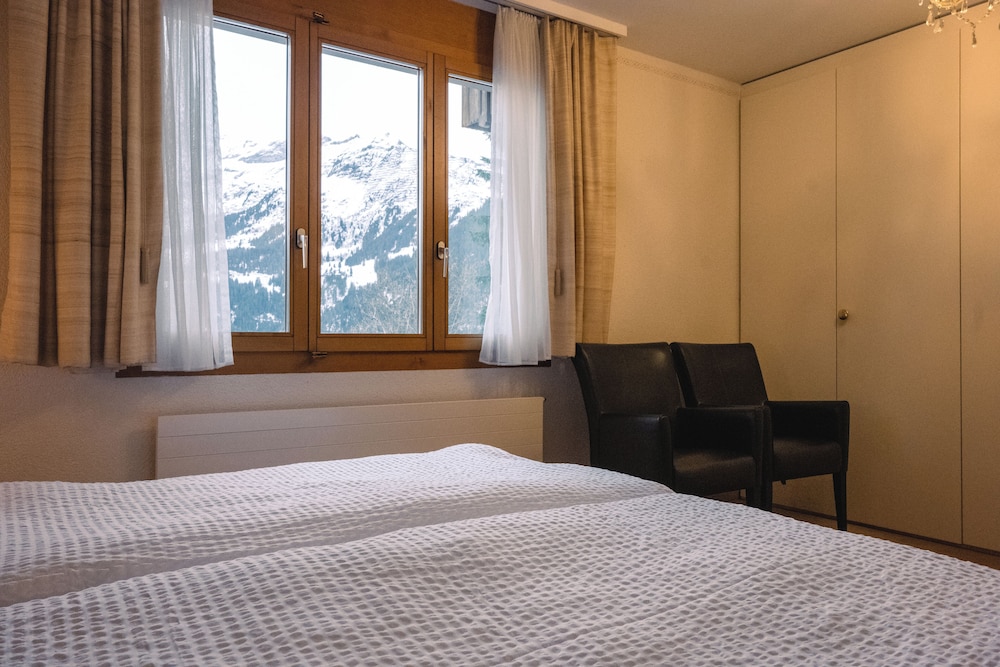 Chalet (Jungfrau) thumbnail 5