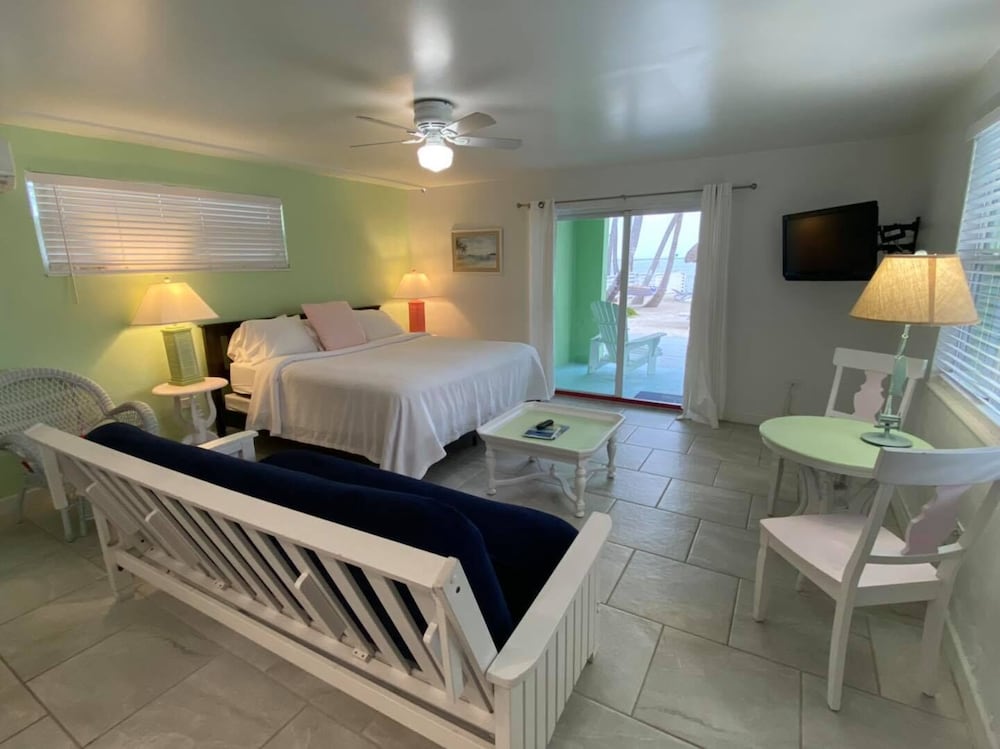 Oceanfront King Suite w/ Kitchen & Private Balcony - Photo 21