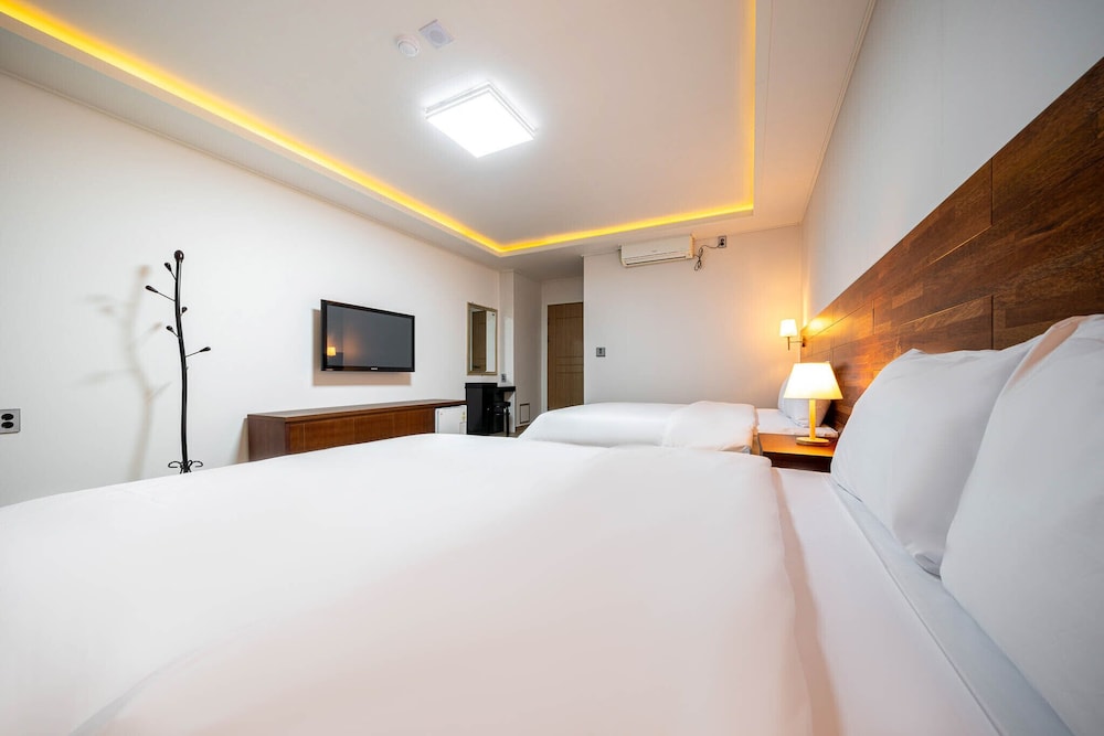 Deluxe Twin Room - Photo 2