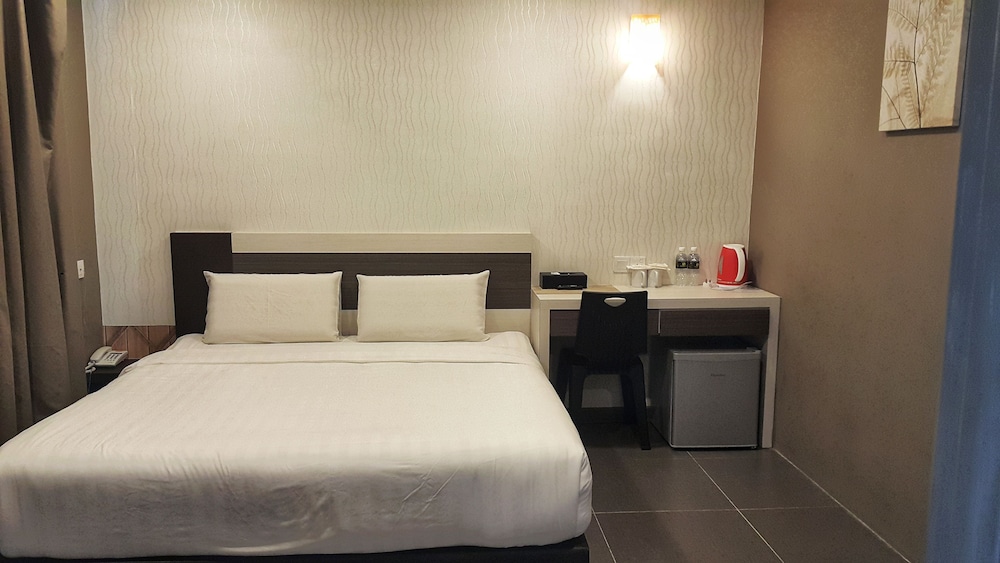 Deluxe Room, 1 King Bed photo 2