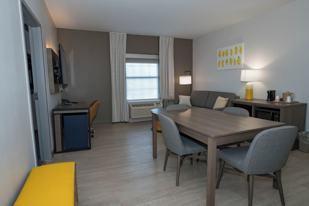 Suite, Non Smoking (2 Queen Beds, Upgrade) - Photo 1