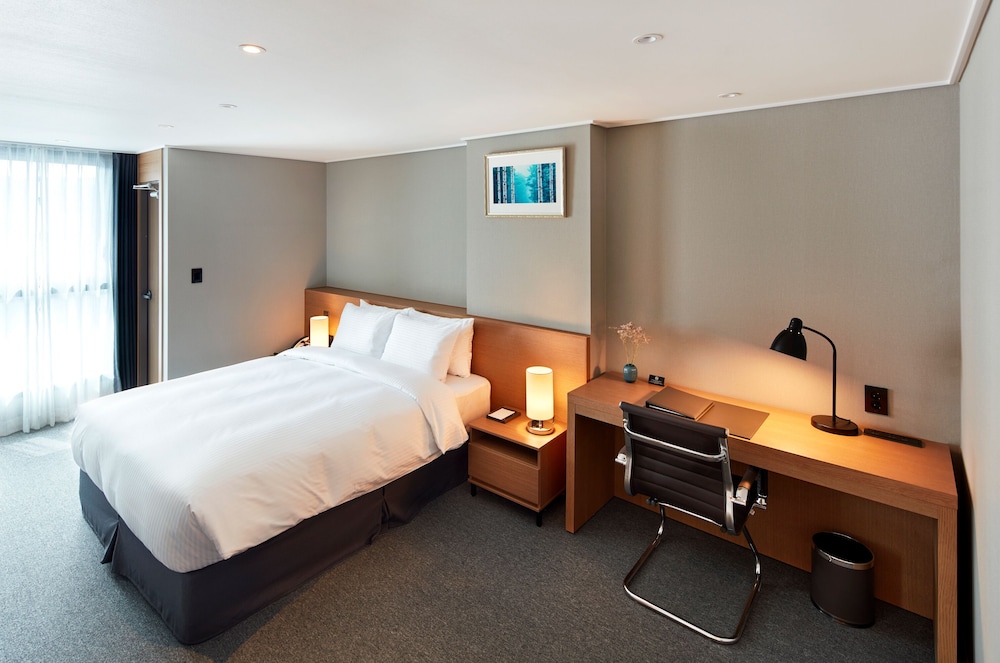 Suite, 1 Queen Bed, Corner - Photo 2