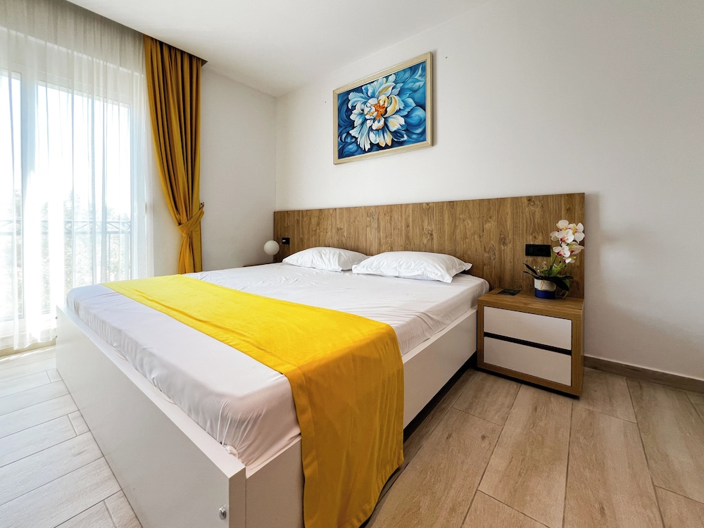 Deluxe Double Room, Partial Lake View