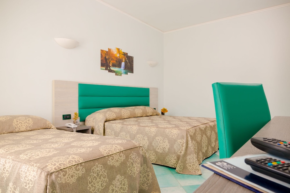 Standard Double or Twin Room (in Depandance, stair access only) - Photo 1