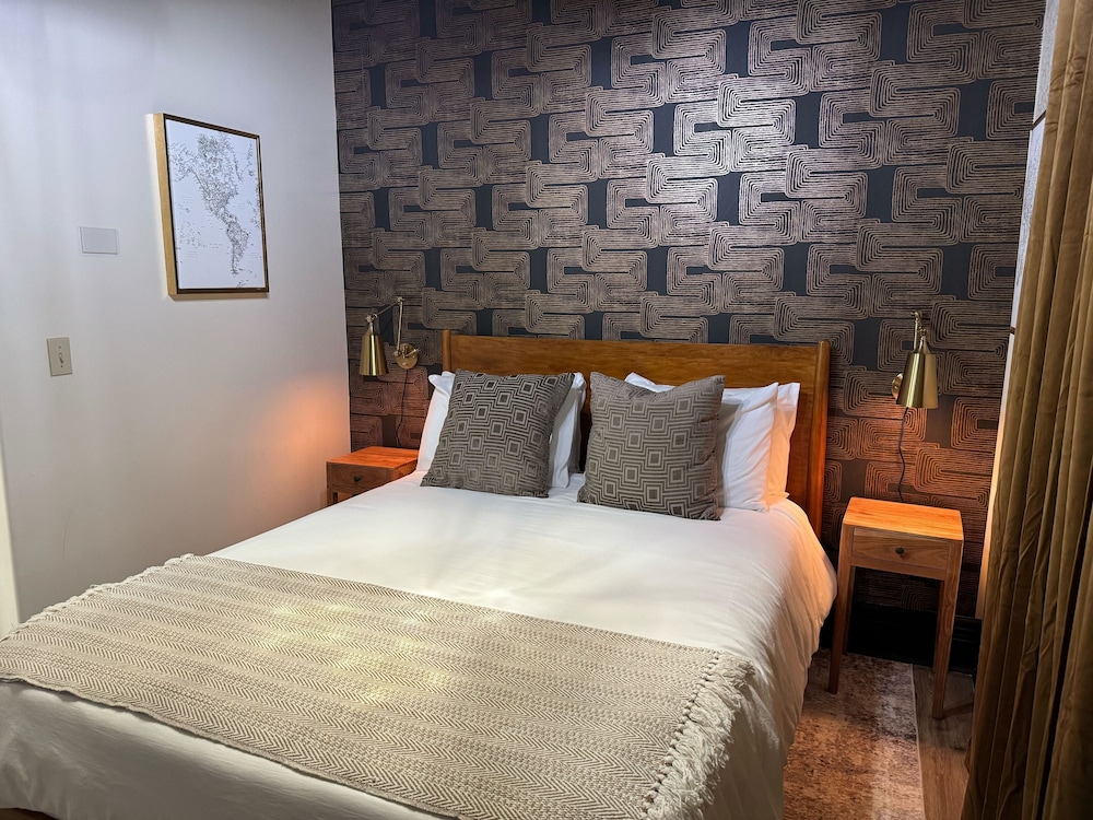 Basic Room, 1 Queen Bed