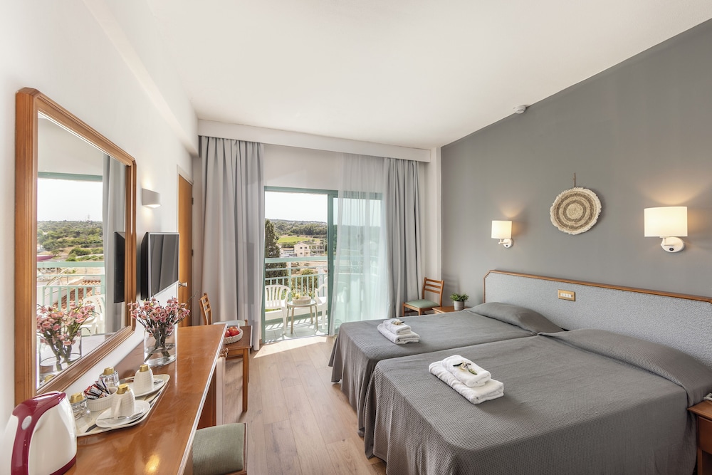 Double or Twin Room, Partial Sea View photo 1