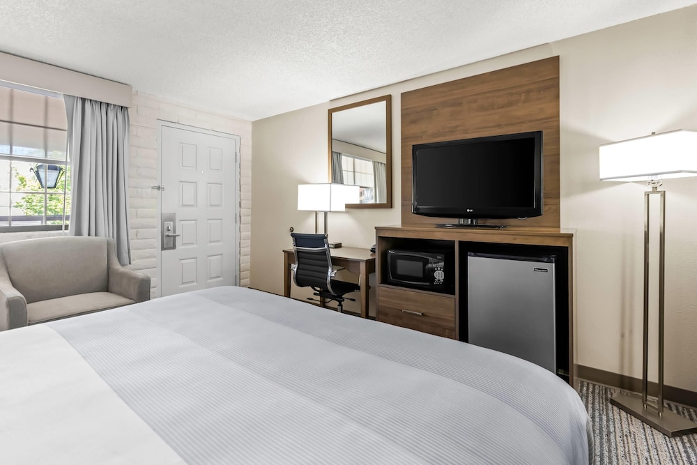 Standard Room, 1 King Bed, Non Smoking - Photo 5