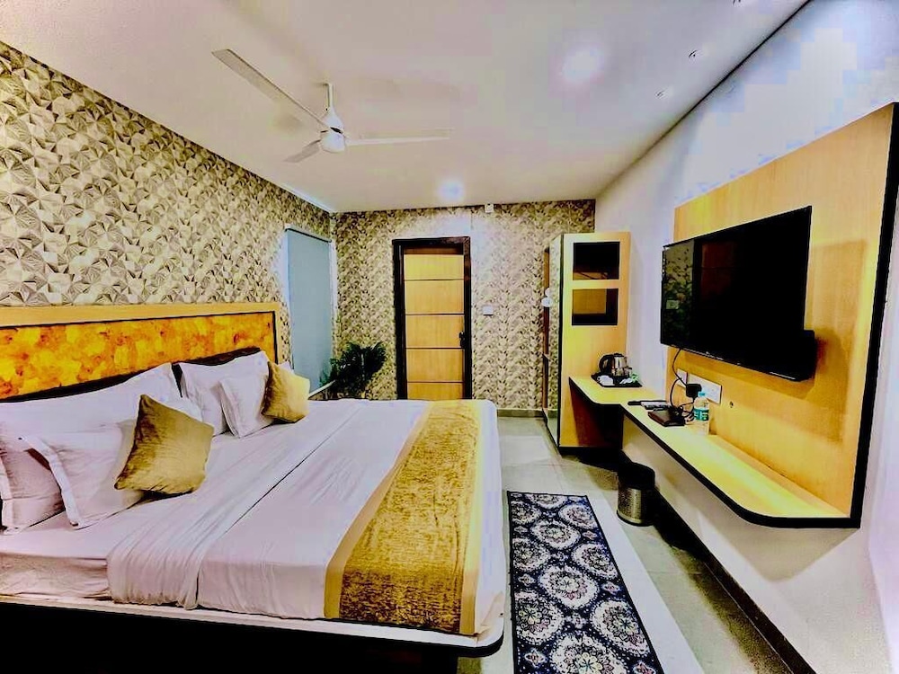 DELUXE ROOM - Photo 25