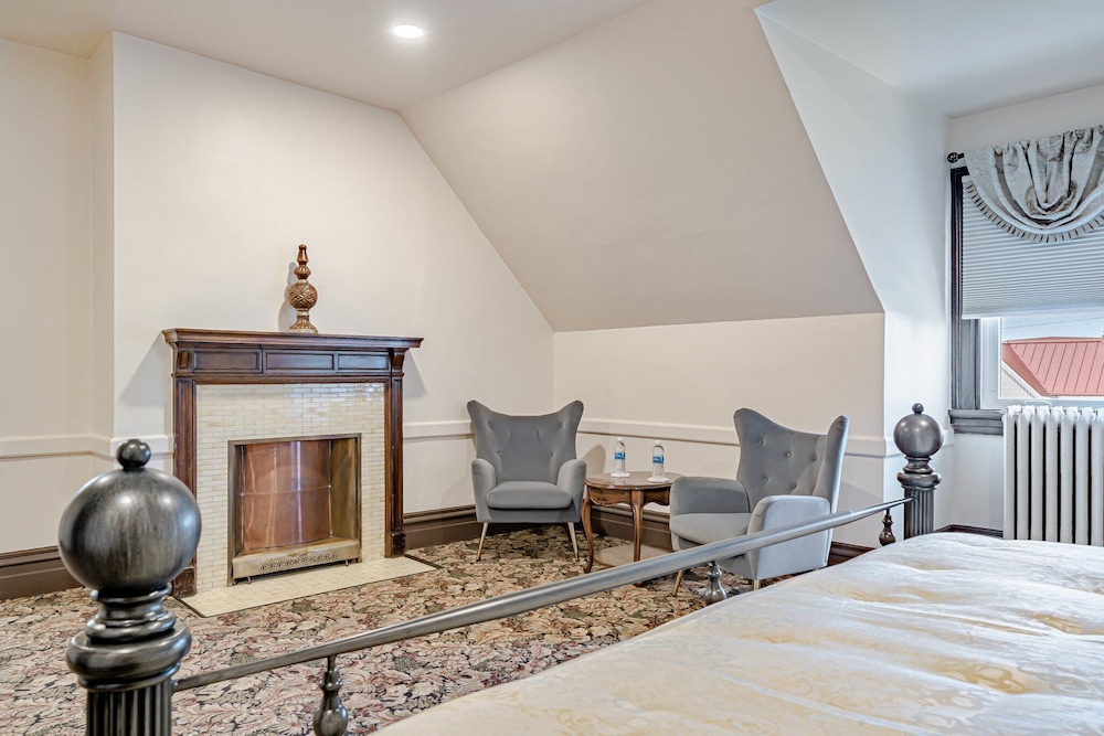 Luxury Suite, 1 King Bed, Non Smoking, Club Lounge Access photo 3