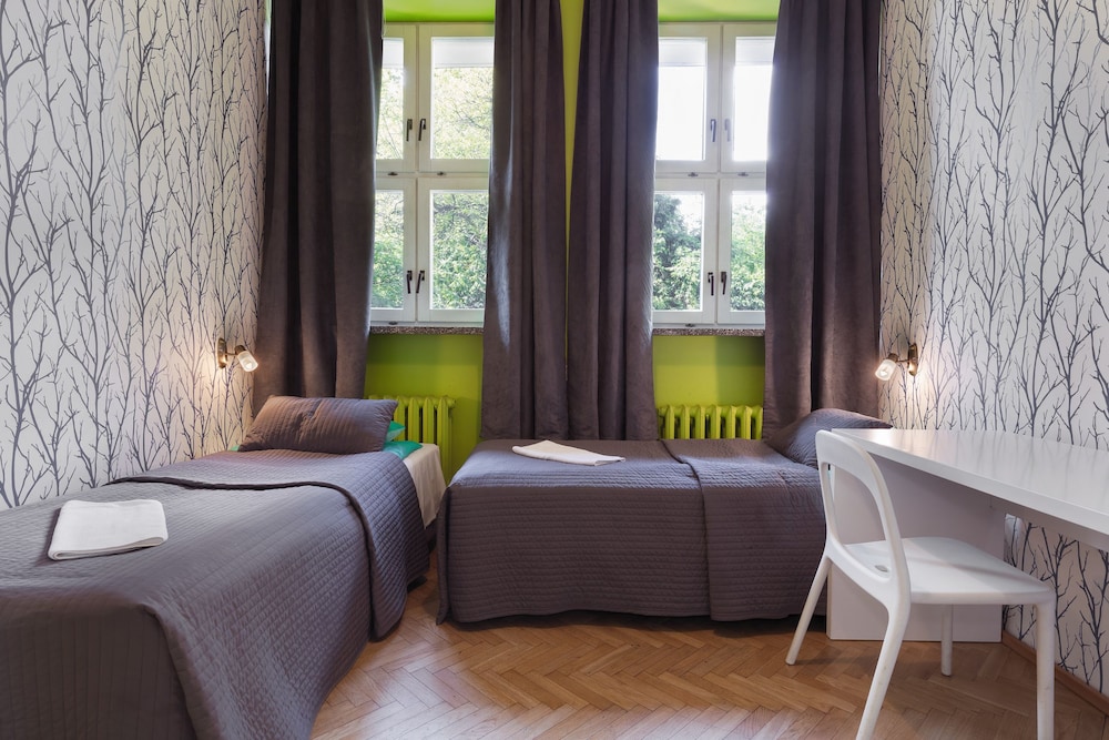 Standard Room, 2 Twin Beds, Shared Bathroom