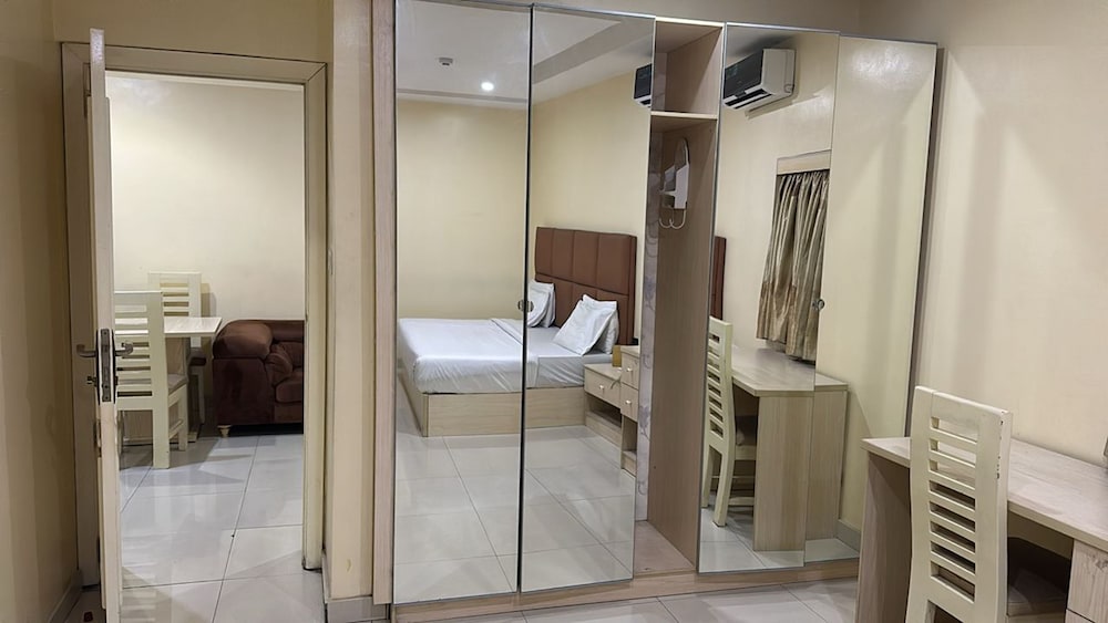 Executive Suite - Photo 3