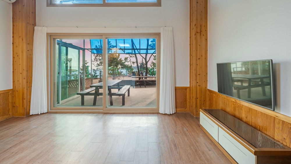 Basic Room, 1 Bedroom (Room 104(Ocean View /BBQ /Terras))