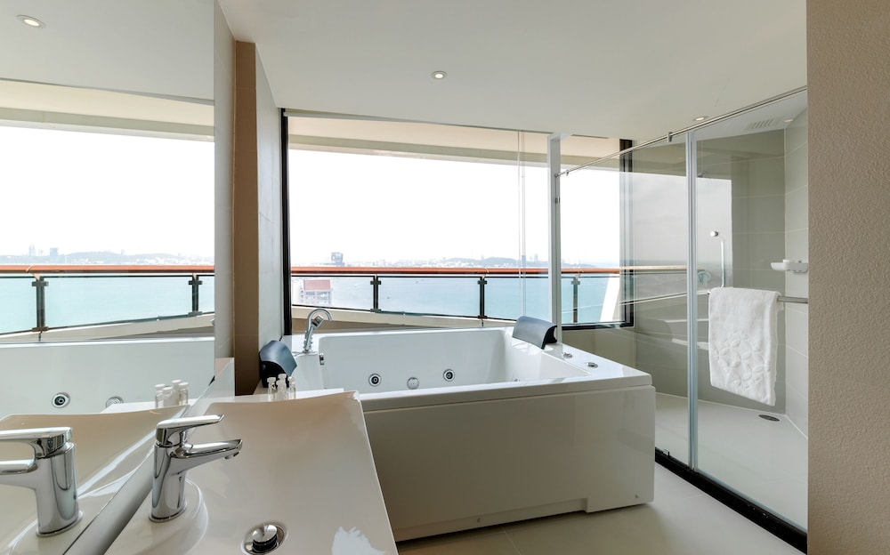 Family Suite 2 Bedrooms with Club Benefits Sea View