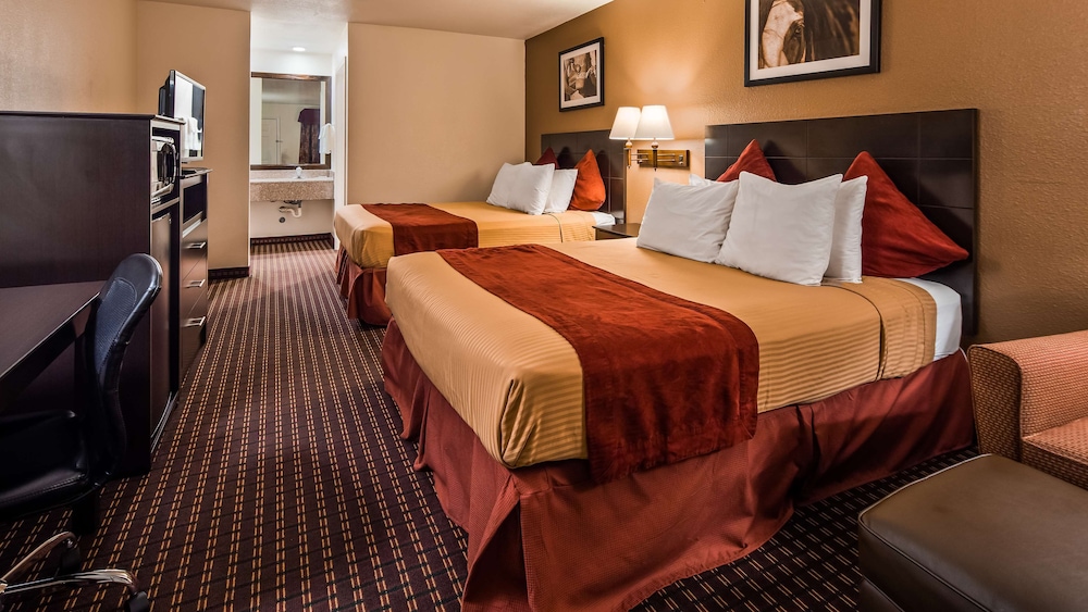 Standard Room, 2 Queen Beds, Non Smoking, Refrigerator & Microwave photo 2