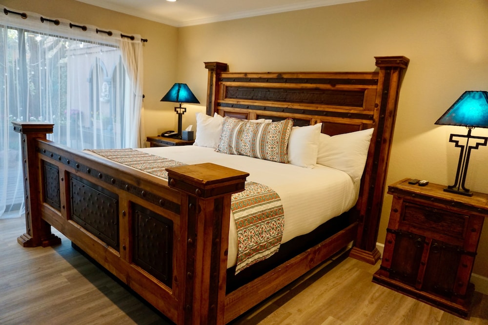 Deluxe Room, 1 King Bed (No Pets)