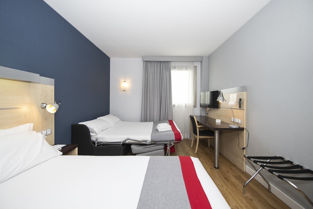 Standard Room, 1 Queen Bed with Sofa bed (Free Breakfast) - Photo 7