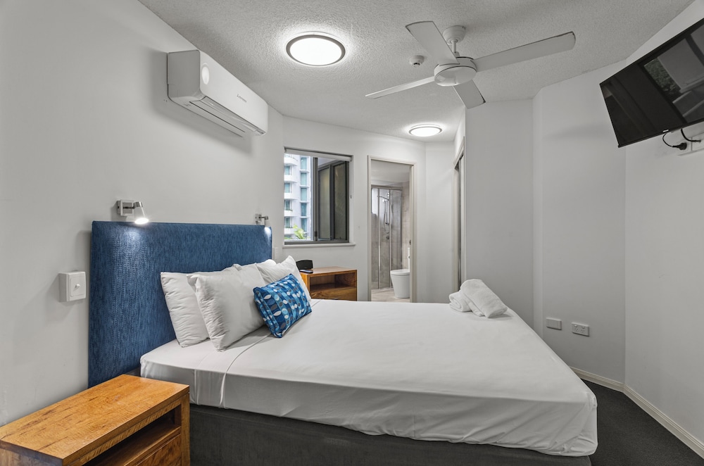 2 Bedroom Beachfront with Courtyard photo 2