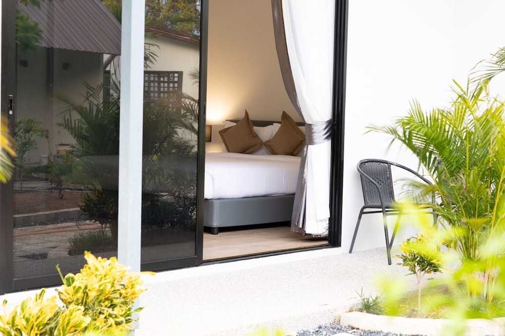 Standard King Bed - Photo 1