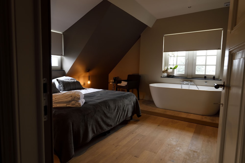Deluxe Room, Bathtub