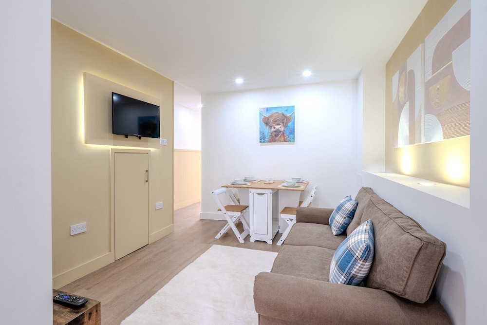 House (Modern Comforts – 4 Bedroom Home fo)