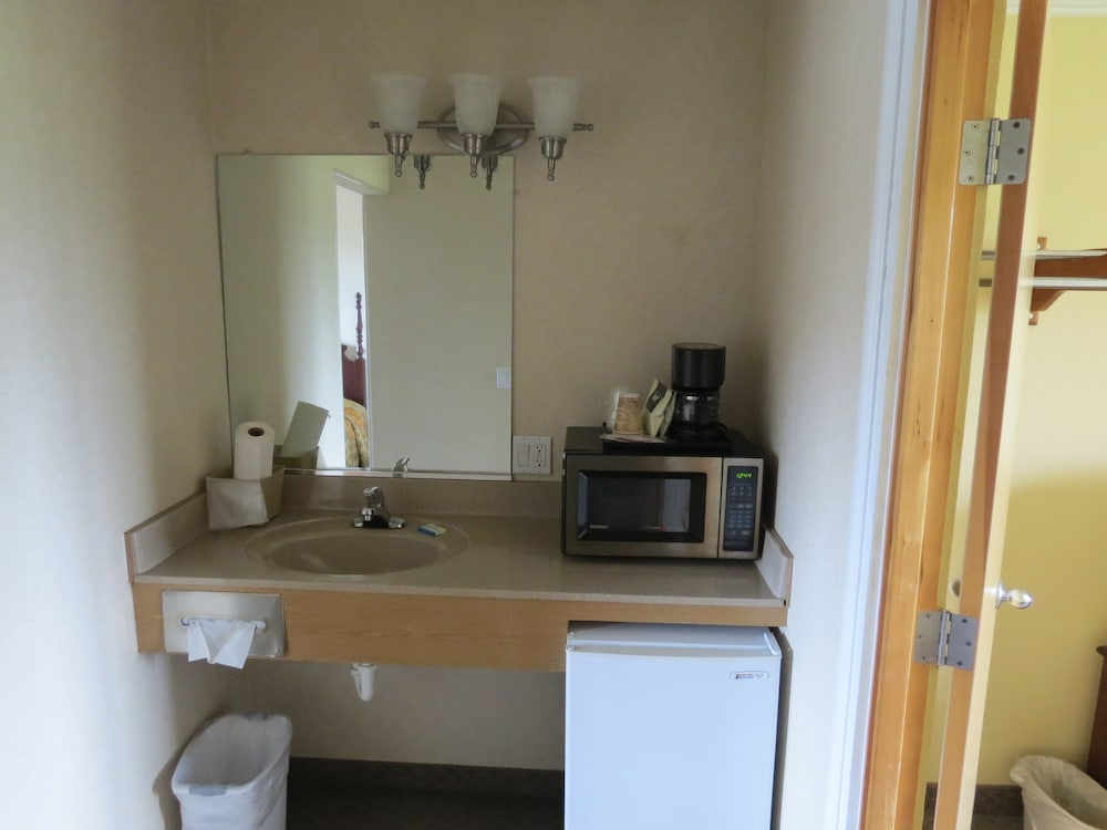 Deluxe Room, 2 Queen Beds (No Pets Allowed) photo 3