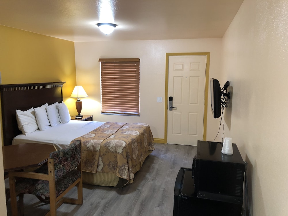 Queen Bed, Non-Smoking - Photo 14