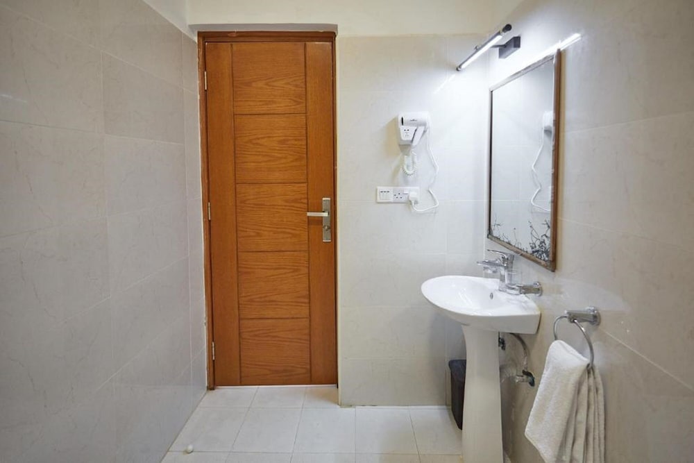 Deluxe Room, 1 King Bed, Pool View - Photo 7