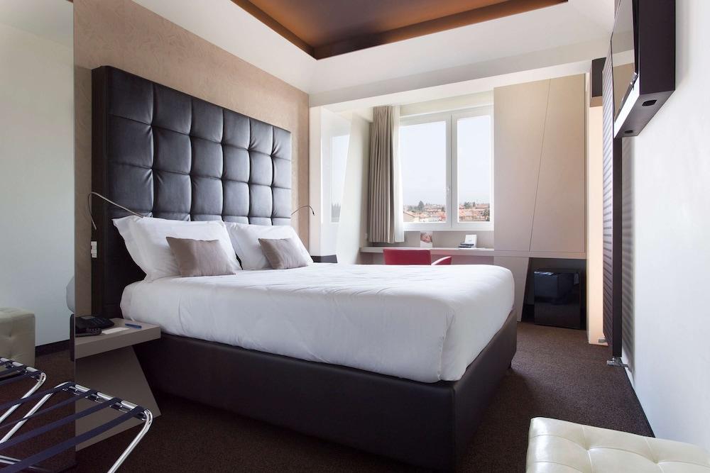 Standard Room, 1 Queen Bed - Photo 1
