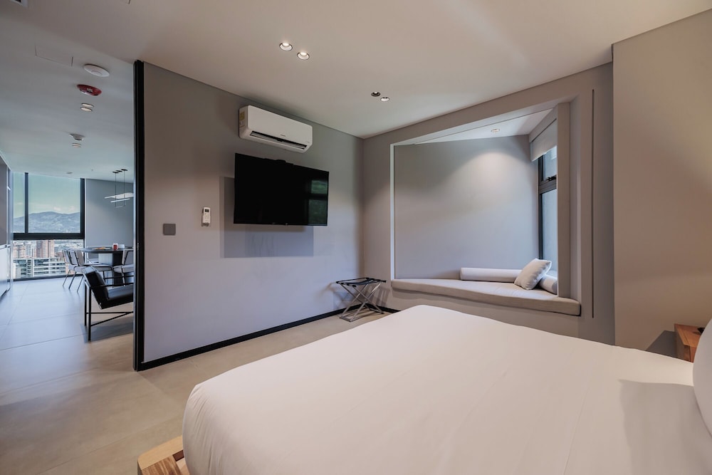Deluxe Apartment (Noir)