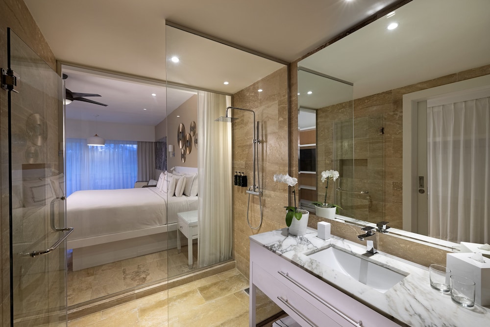 The Level Suite Tropical Palms