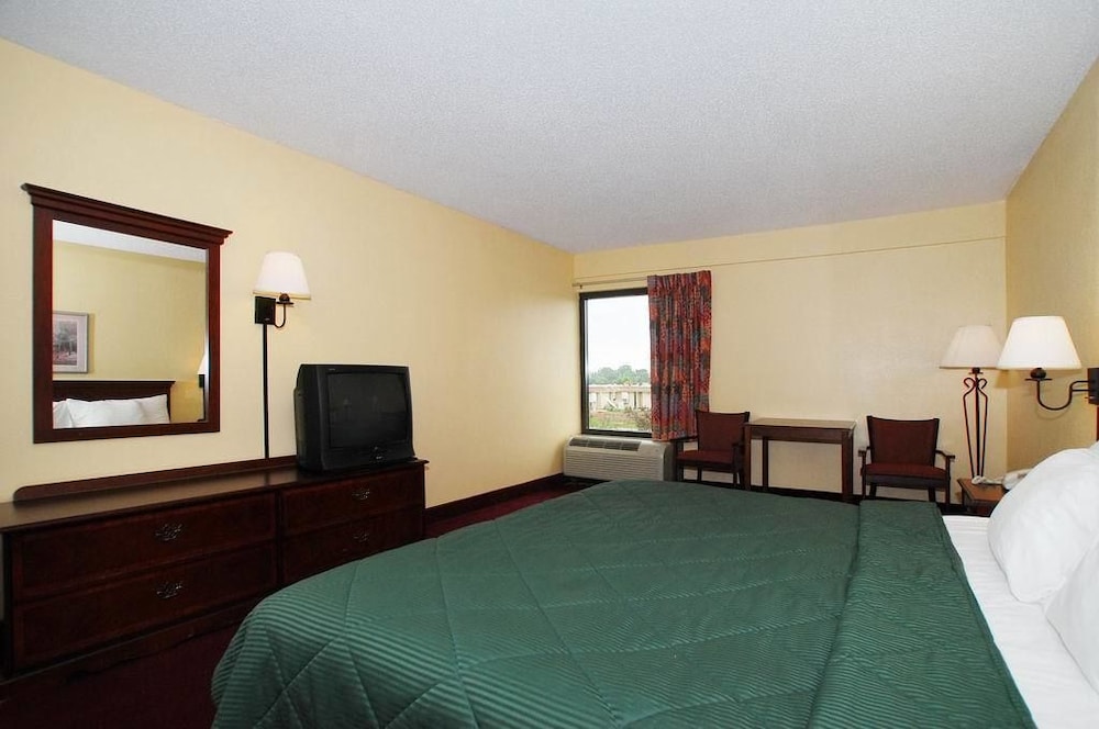 Standard Room, 1 King Bed, Non Smoking photo 3