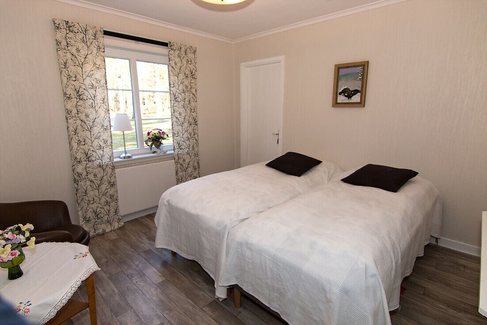 House, 2 Bedrooms photo 2