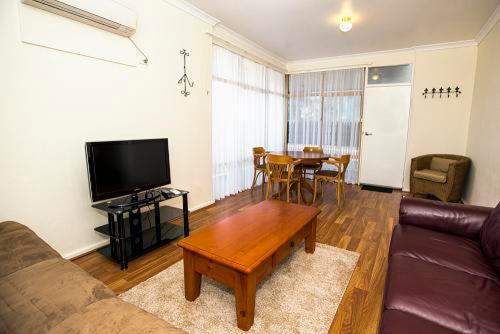 Three-Bedroom Apartment photo 1