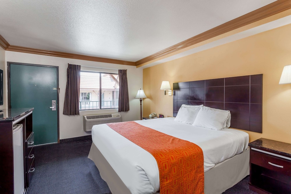 Standard Room, 1 King Bed - Photo 1