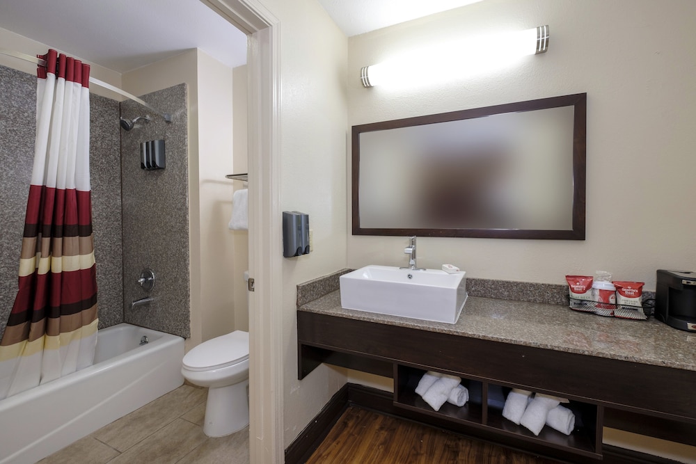 Premium Room, 1 King Bed (Upgraded Bedding & Snack, Smoke Free) - Photo 9