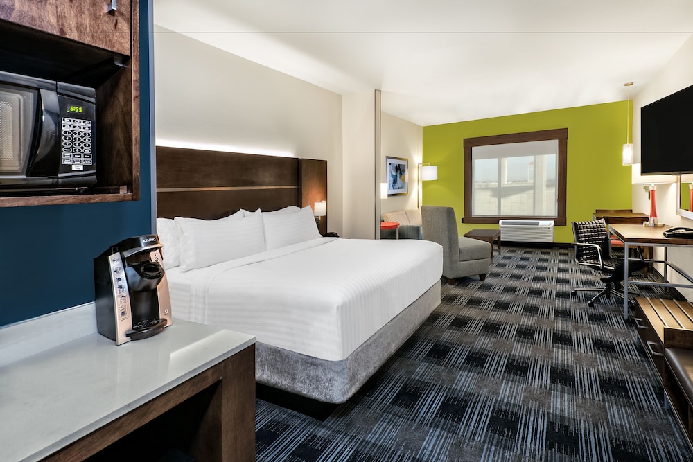 Suite, 1 King Bed, Accessible