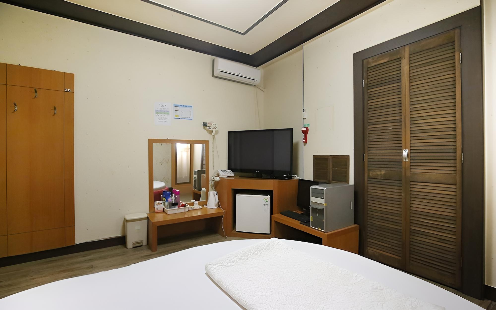 Room (Standard Room) - Photo 1