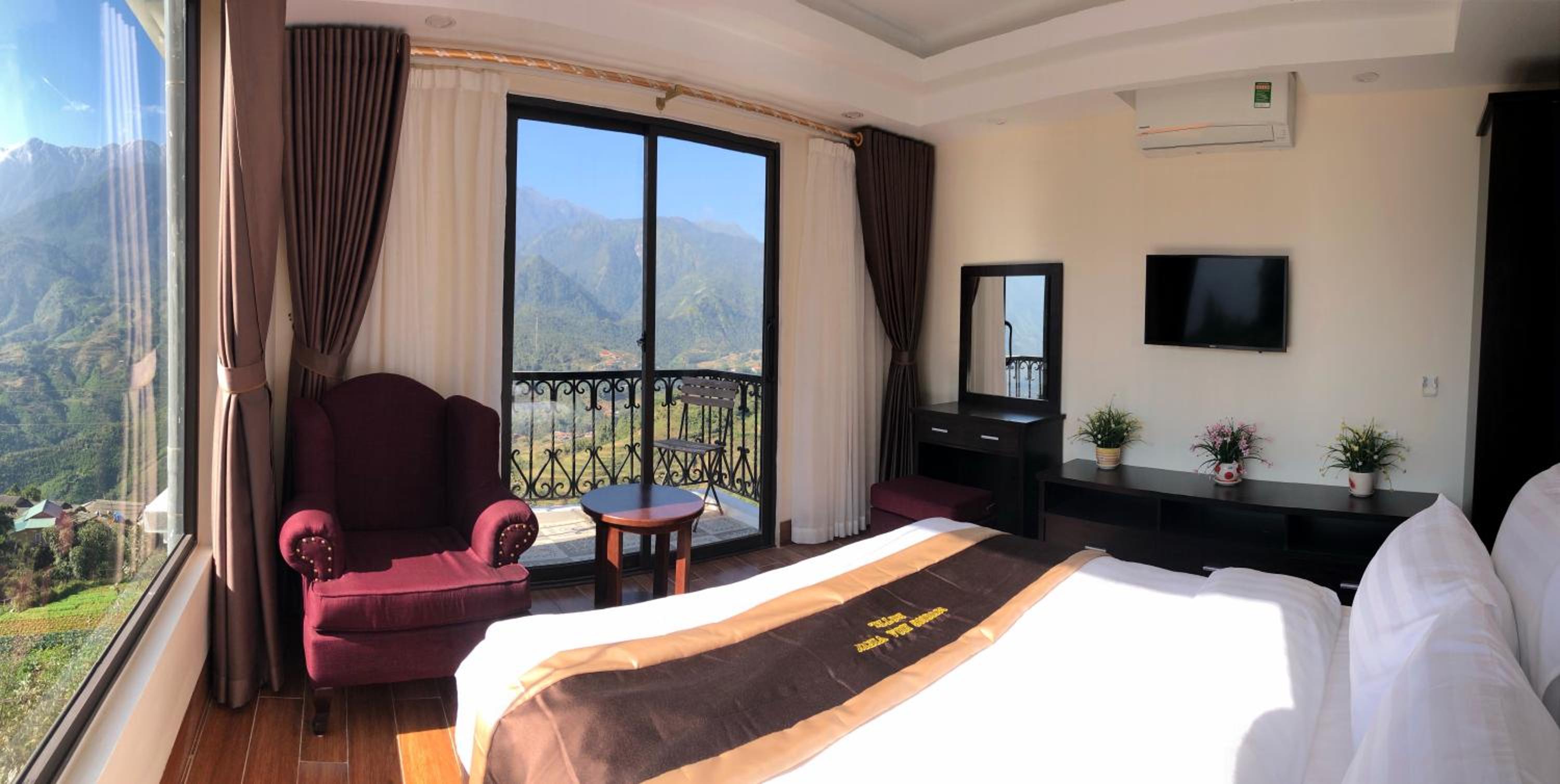 Deluxe Double Room with Balcony - Photo 1