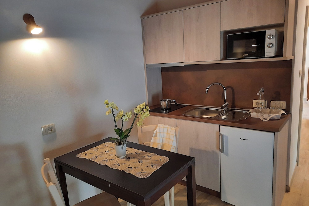 Family Studio, Mountainside (Štanjel Retreat Apartment 2.1)